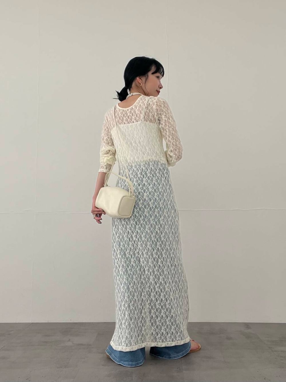 その他のキャミソール、ブルー系のデニムパンツ、ホワイト系のショルダーバッグを着用したレディースの夏コーディネートの5枚目の写真