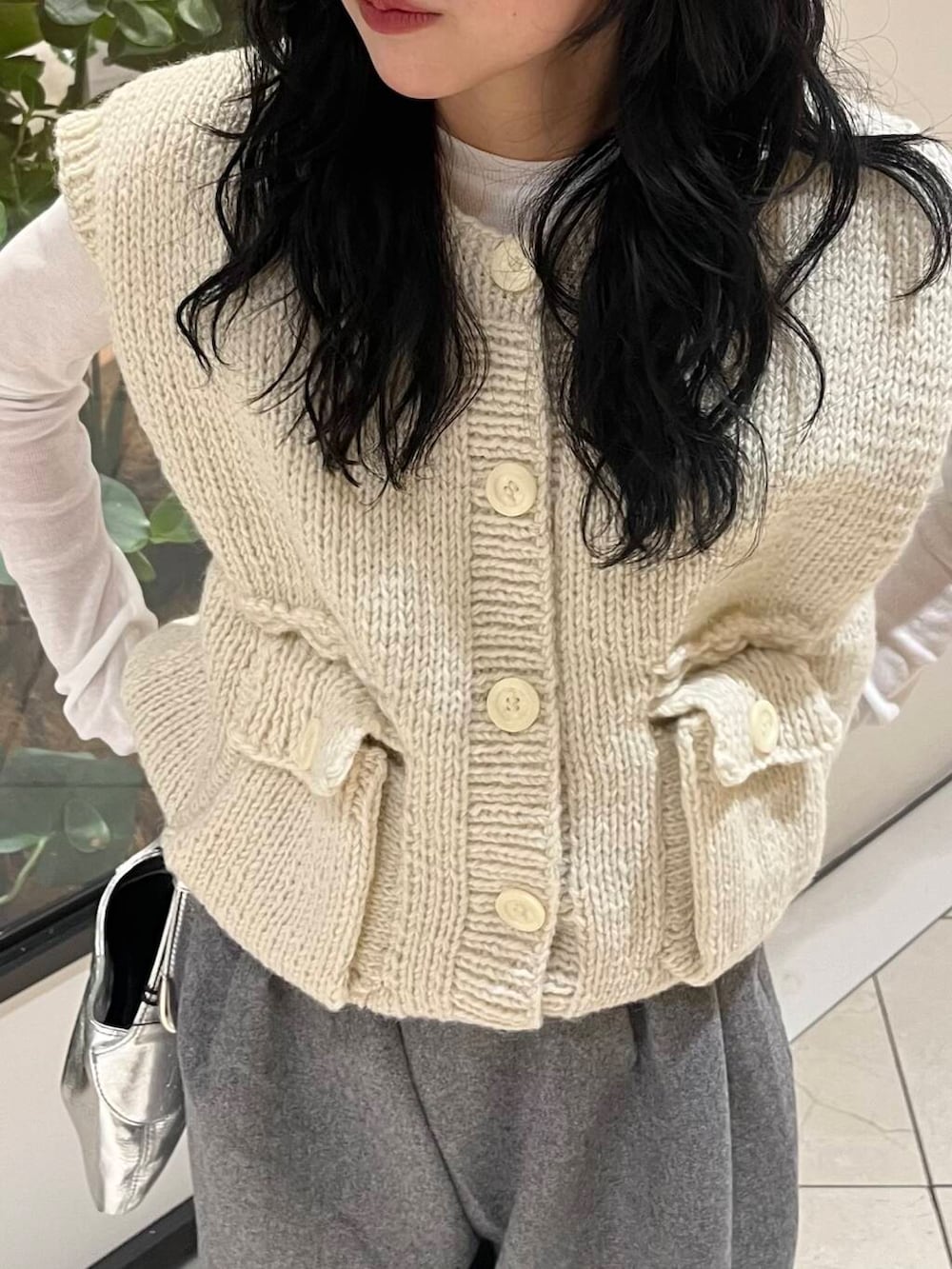 ホワイト系のTシャツ/カットソー、グレー系のその他パンツ、ホワイト系のベストを着用したレディースの秋コーディネートの5枚目の写真