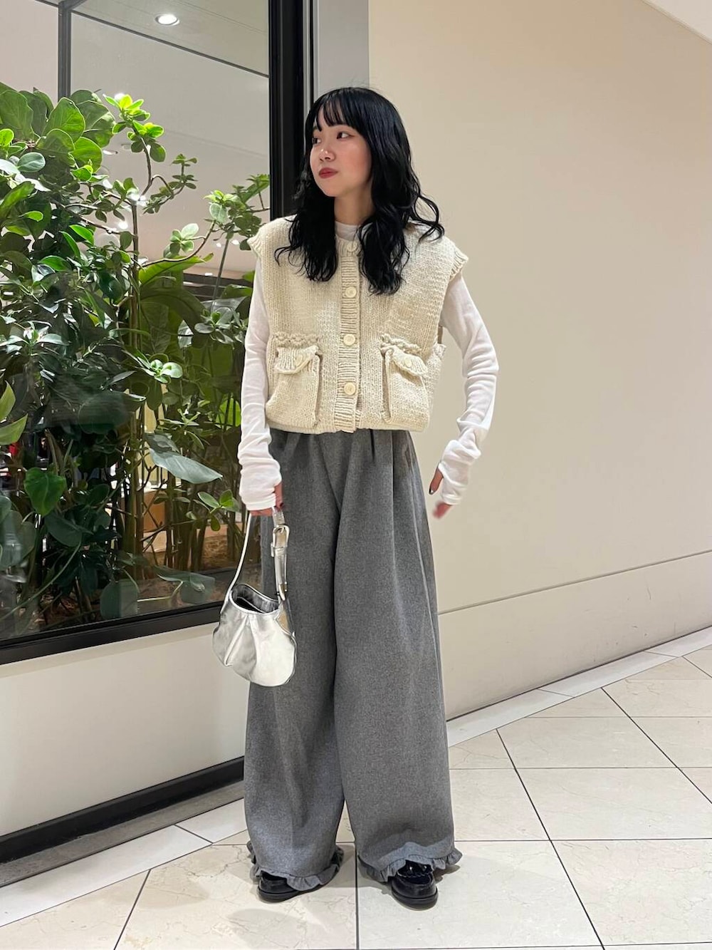 ホワイト系のTシャツ/カットソー、グレー系のその他パンツ、ホワイト系のベストを着用したレディースの秋コーディネートの4枚目の写真