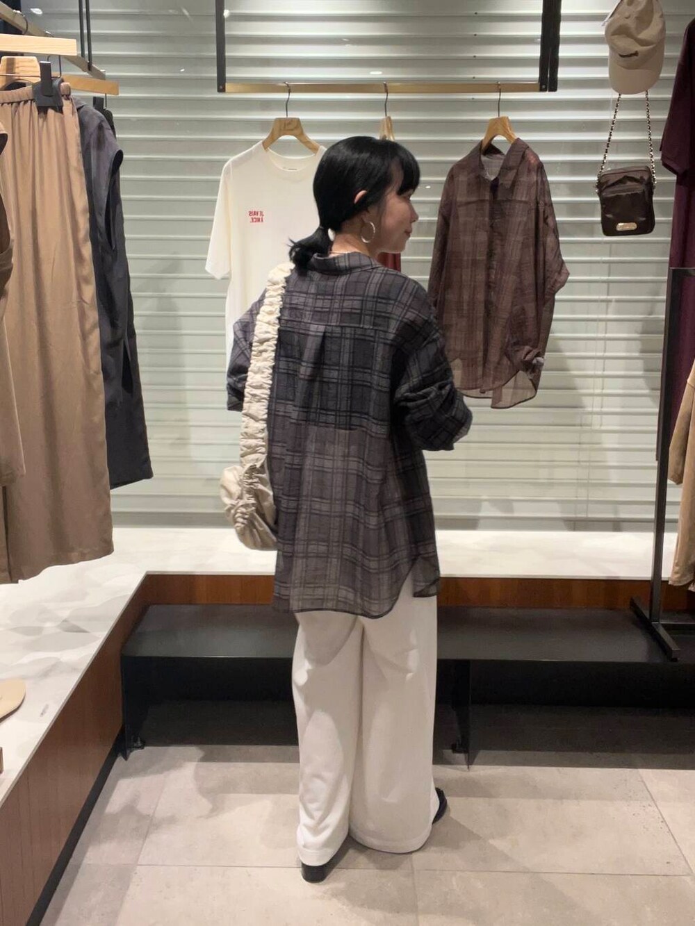 ホワイト系のその他パンツ、グレー系のシャツ/ブラウス、ホワイト系のショルダーバッグを着用したレディースの夏コーディネートの4枚目の写真