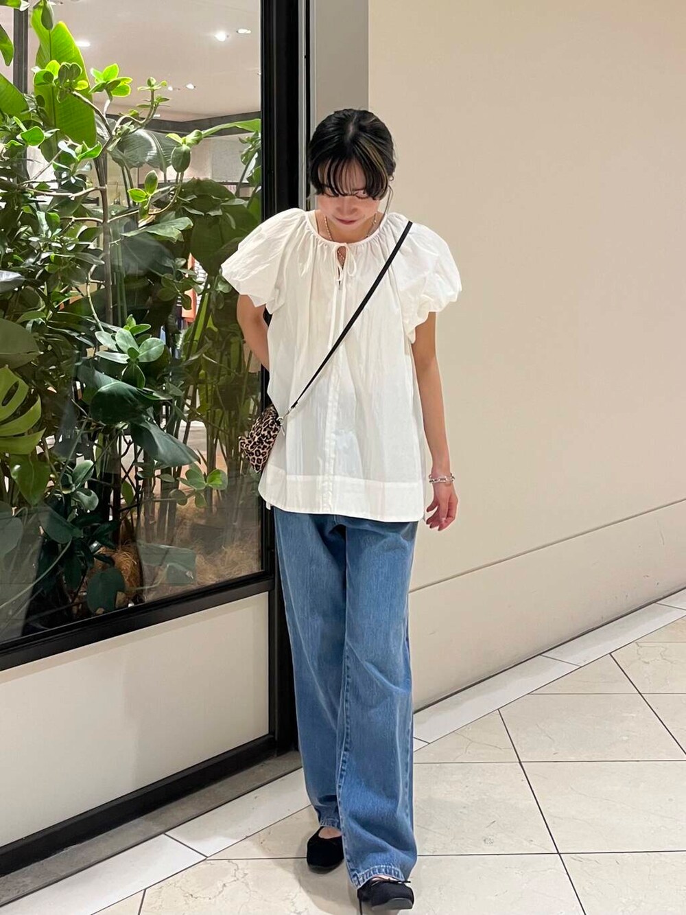 ホワイト系のシャツ/ブラウス、ブラック系のトートバッグ、ブラック系のバレエシューズを着用したレディースの夏コーディネートの2枚目の写真