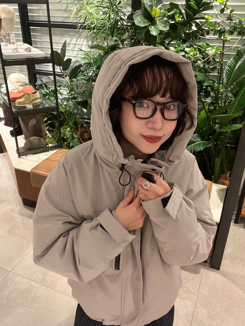 グレー系のニット/セーター、その他のその他パンツ、ブラック系のサンダルを着用したレディースの秋コーディネートの3枚目の写真