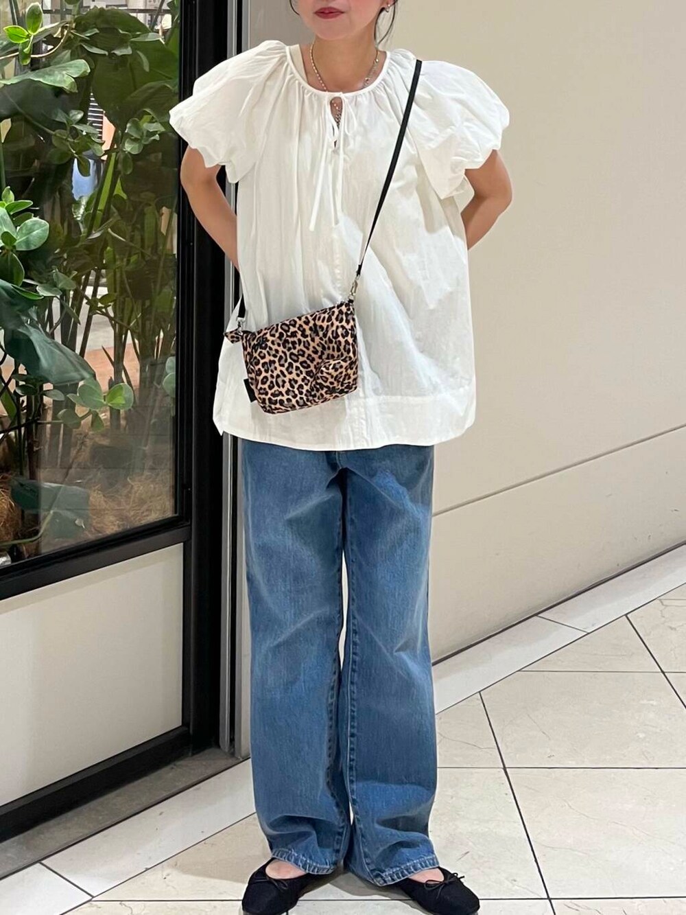 ホワイト系のシャツ/ブラウス、ブラック系のトートバッグ、ブラック系のバレエシューズを着用したレディースの夏コーディネートの4枚目の写真