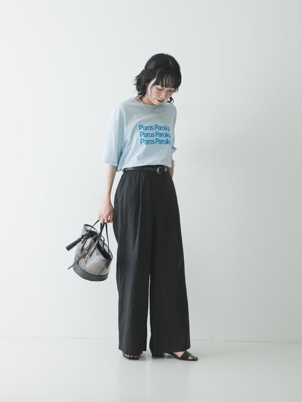 ブルー系のTシャツ/カットソー、ブラック系のかごバッグ、ブラック系のその他パンツを着用したレディースの春コーディネートの3枚目の写真