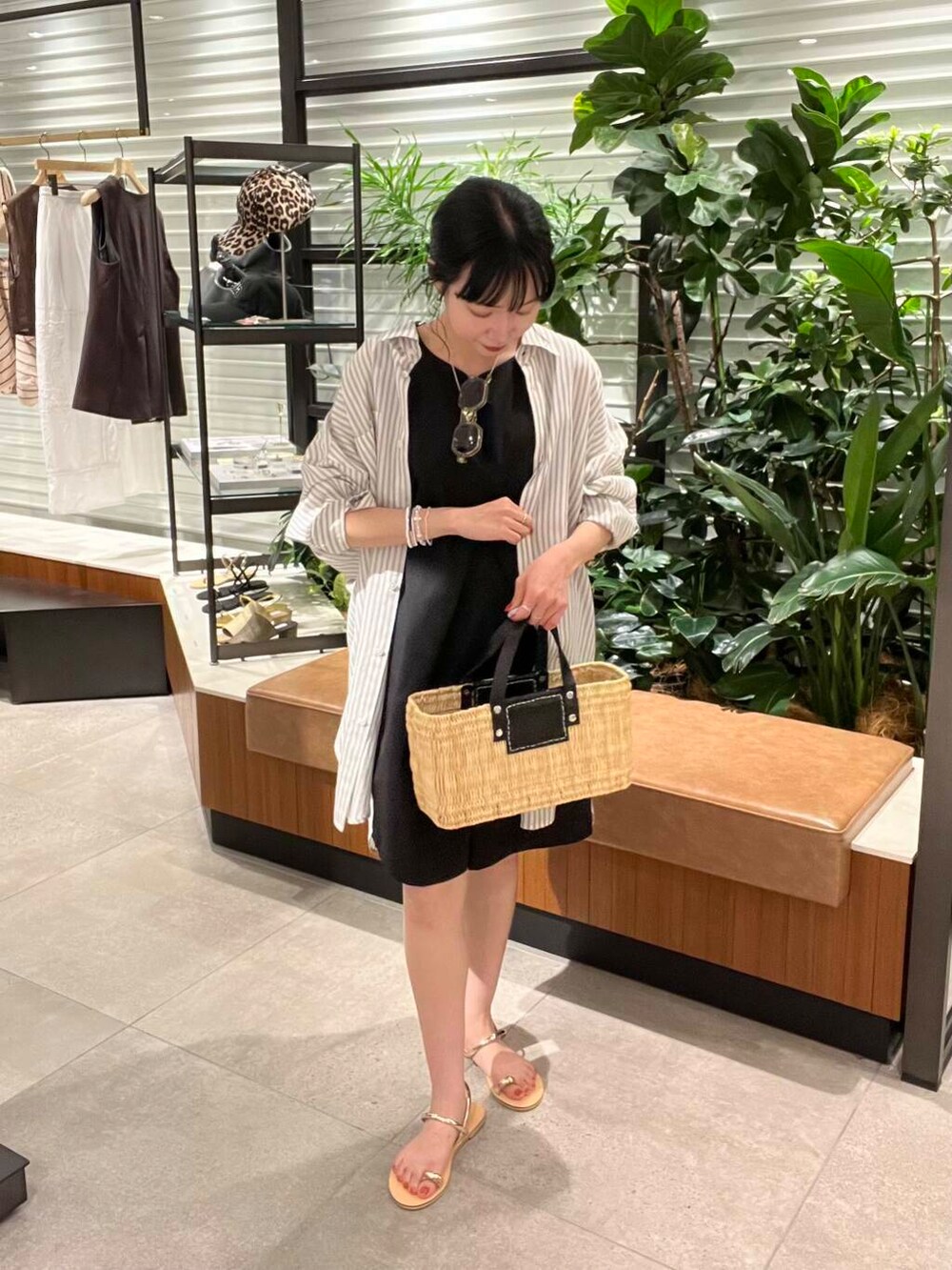 ブラック系のかごバッグ、ブラック系のシャツ/ブラウス、ゴールド系のサンダルを着用したレディースの夏コーディネートの8枚目の写真