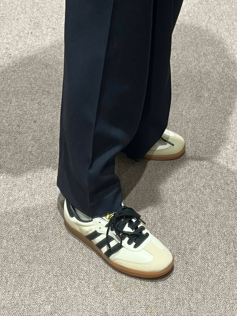 ブルー系のその他パンツ、ブルー系のその他アウター、その他のTシャツ/カットソーを着用したレディースの冬コーディネートの7枚目の写真