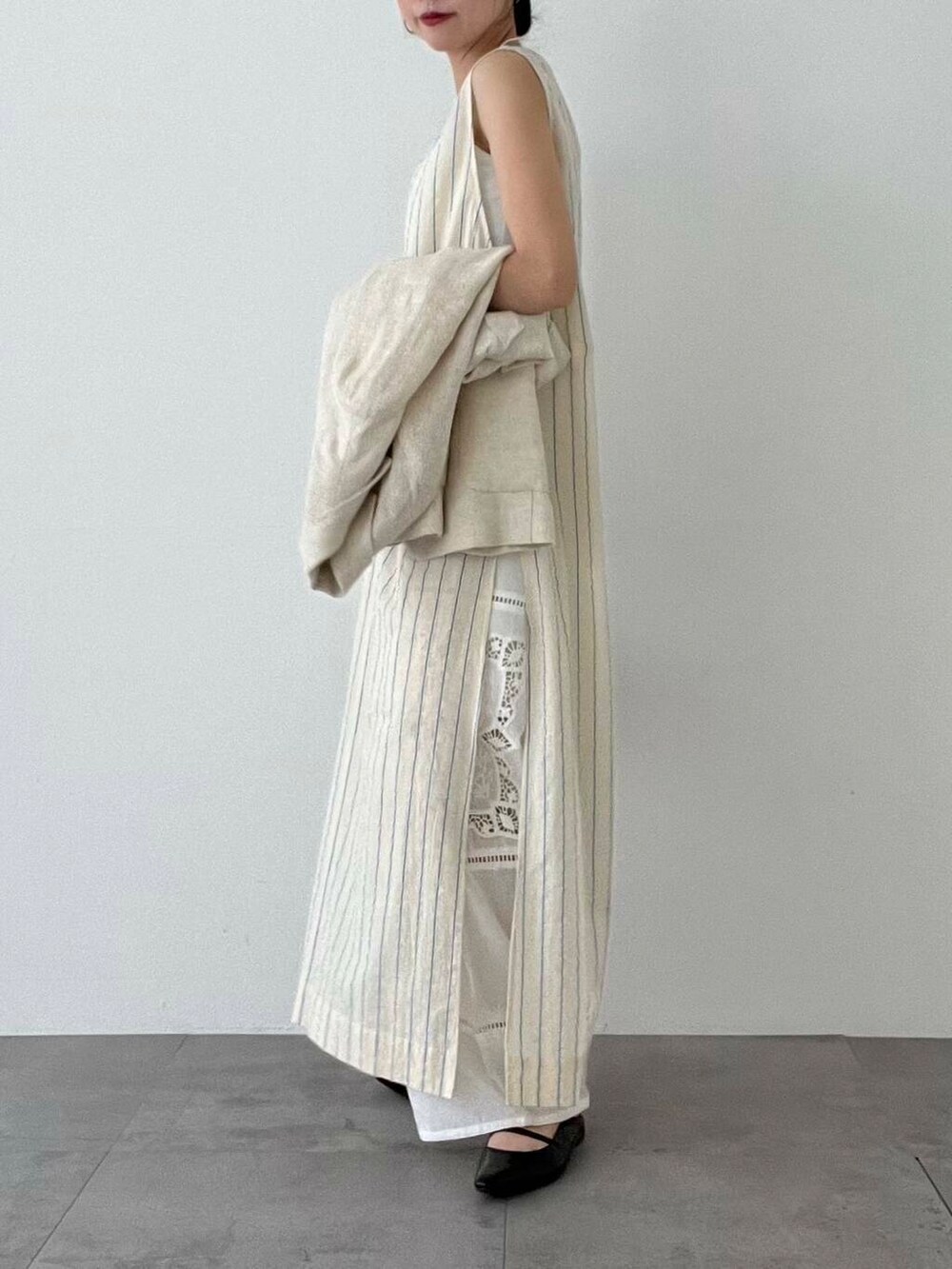 シルバー系のショルダーバッグ、ブラック系のパンプス、ベージュ系のその他アウターを着用したレディースの春コーディネートの6枚目の写真