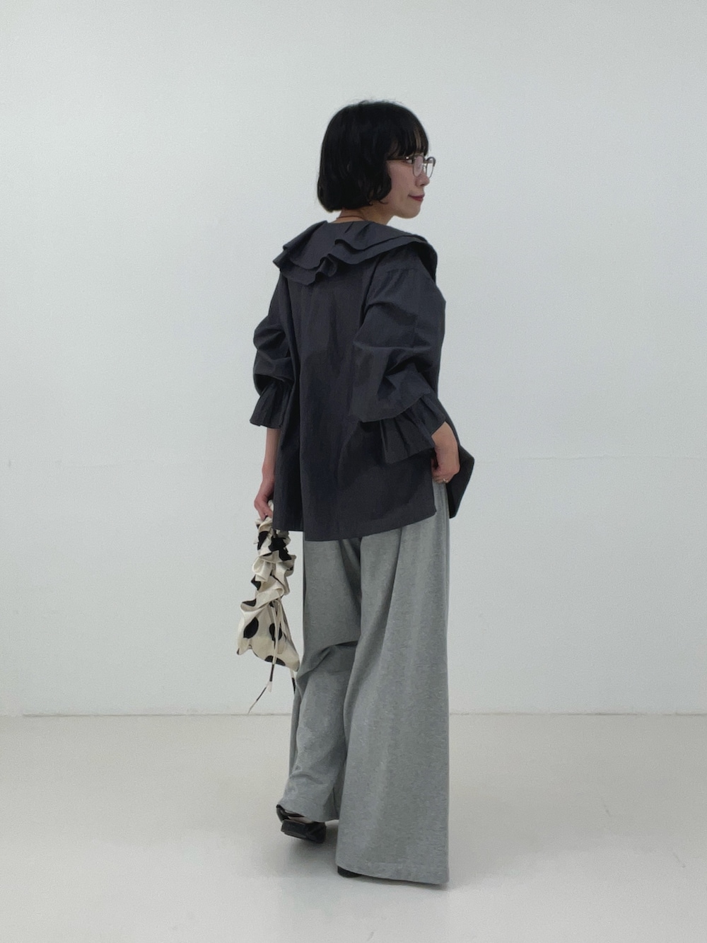 ブルー系のシャツ/ブラウス、グレー系のその他パンツを着用したレディースの冬コーディネートの4枚目の写真