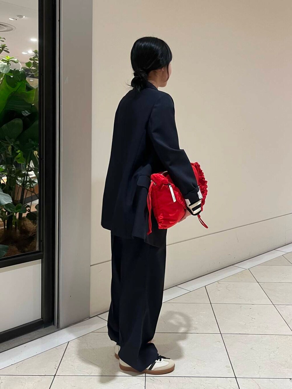 ブルー系のその他パンツ、ブルー系のその他アウター、その他のTシャツ/カットソーを着用したレディースの冬コーディネートの4枚目の写真