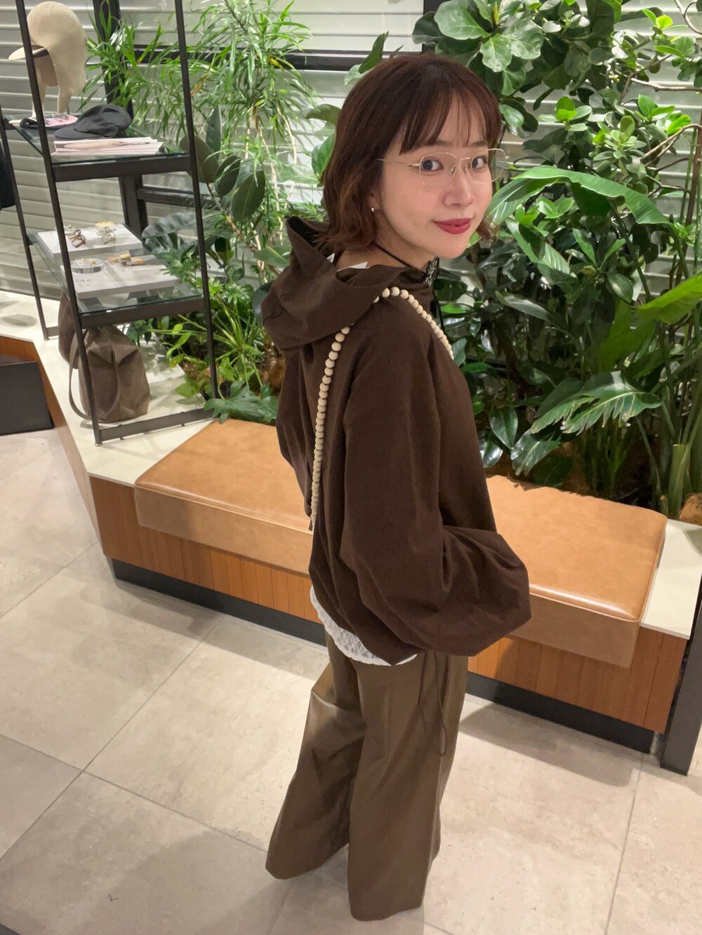 ブラウン系のパーカー、ホワイト系のTシャツ/カットソー、ブラウン系のその他パンツを着用したレディースの秋コーディネートの5枚目の写真