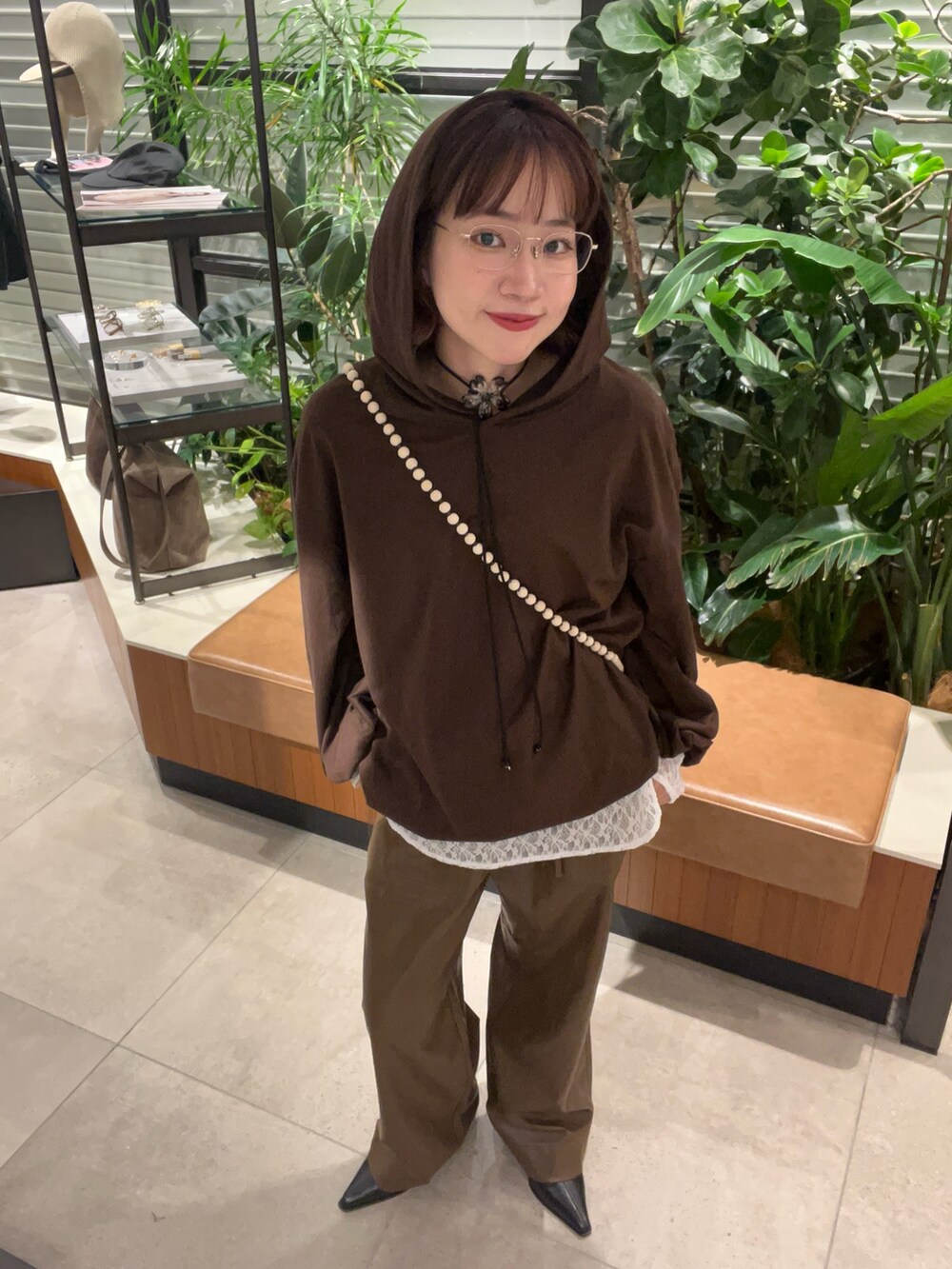 ブラウン系のパーカー、ホワイト系のTシャツ/カットソー、ブラウン系のその他パンツを着用したレディースの秋コーディネートの3枚目の写真