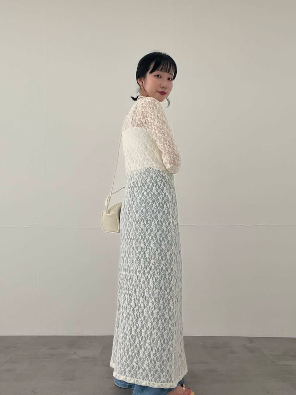 その他のキャミソール、ブルー系のデニムパンツ、ホワイト系のショルダーバッグを着用したレディースの夏コーディネートの3枚目の写真