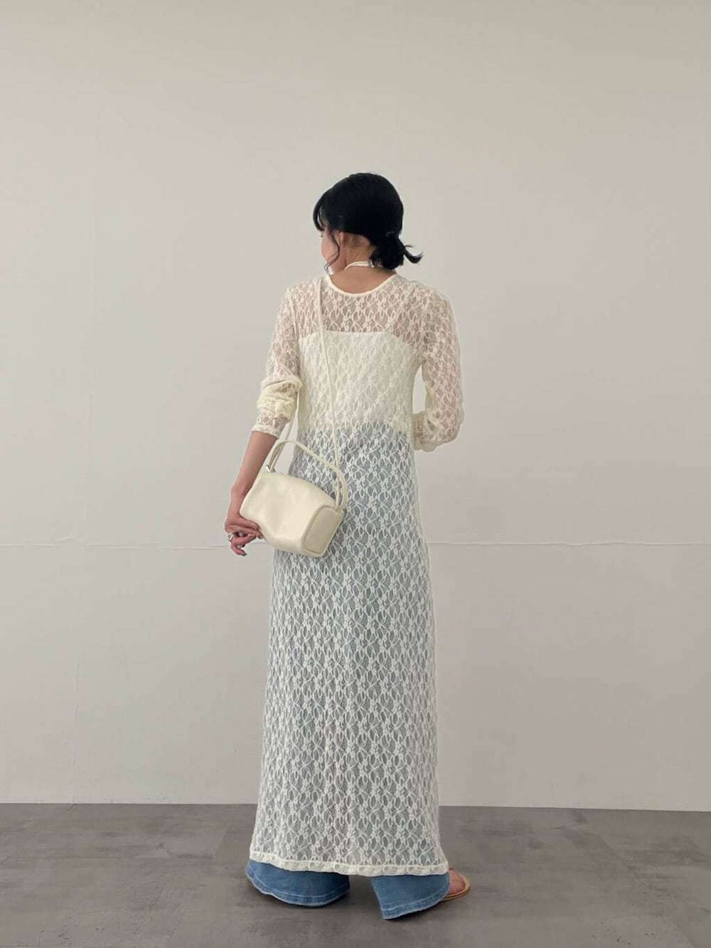 その他のキャミソール、ブルー系のデニムパンツ、ホワイト系のショルダーバッグを着用したレディースの夏コーディネートの4枚目の写真