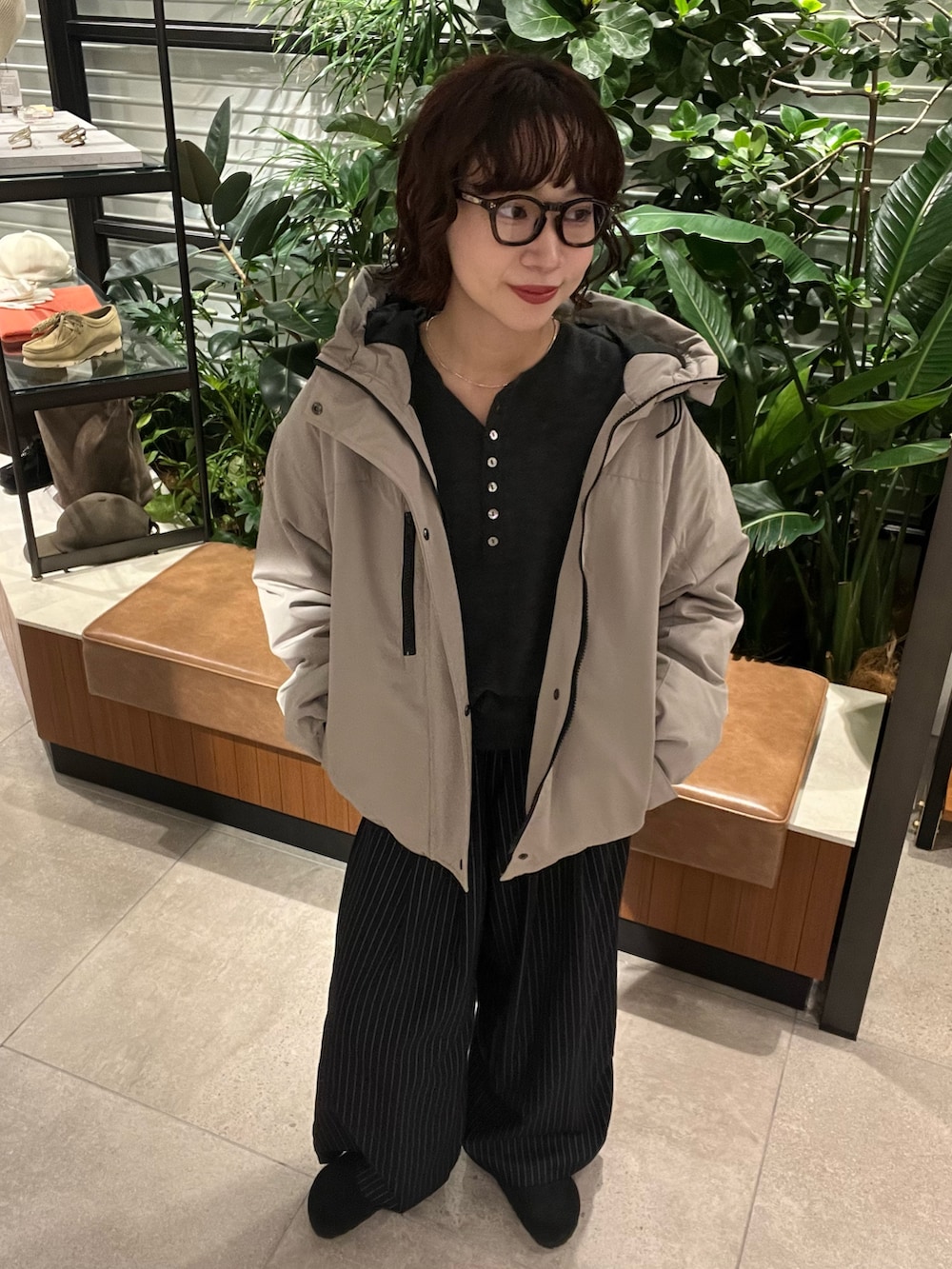 グレー系のニット/セーター、その他のその他パンツ、ブラック系のサンダルを着用したレディースの秋コーディネートの2枚目の写真