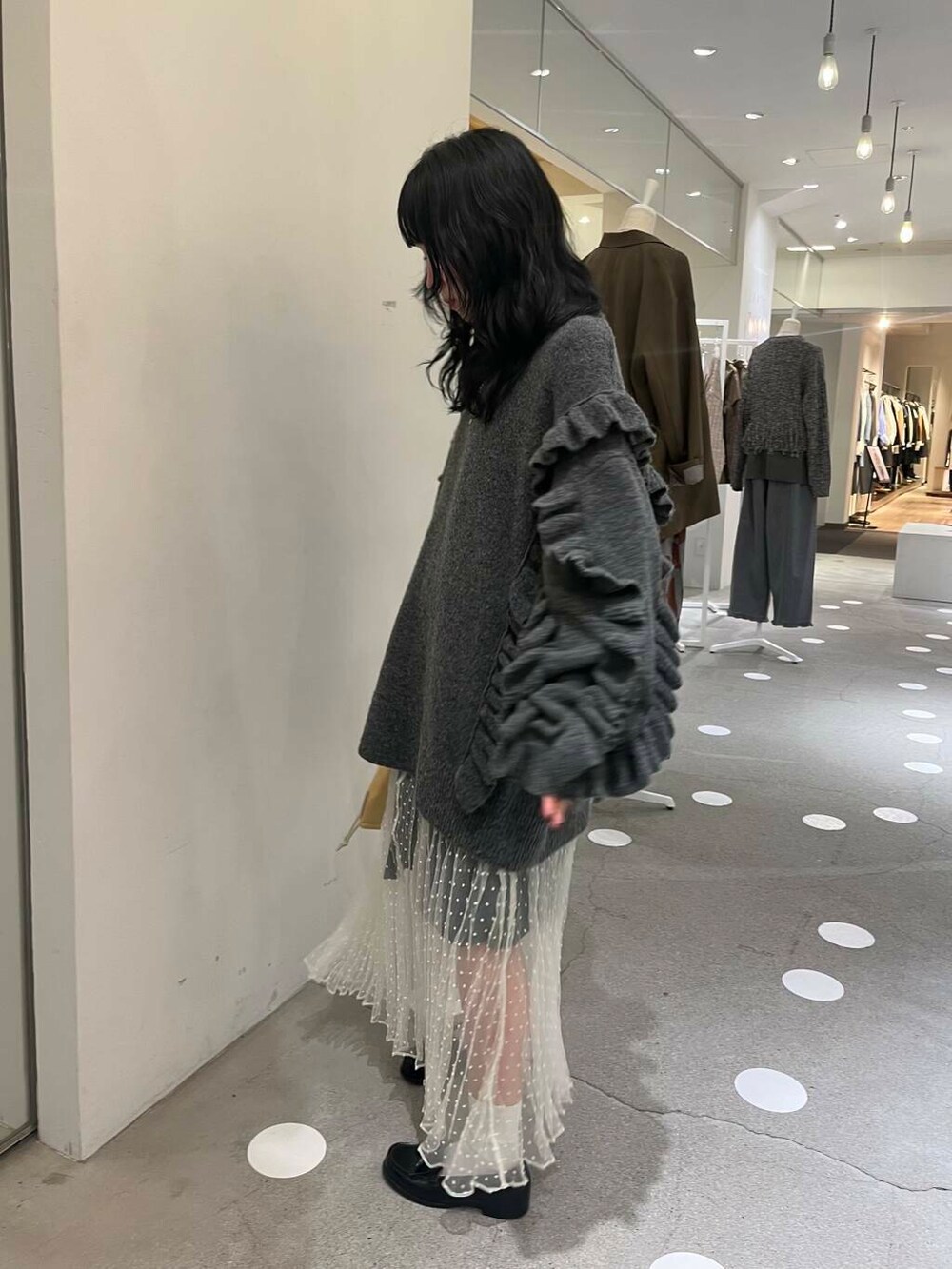 ホワイト系のスカート、グレー系のその他パンツ、イエロー系のショルダーバッグを着用したレディースの秋コーディネートの3枚目の写真