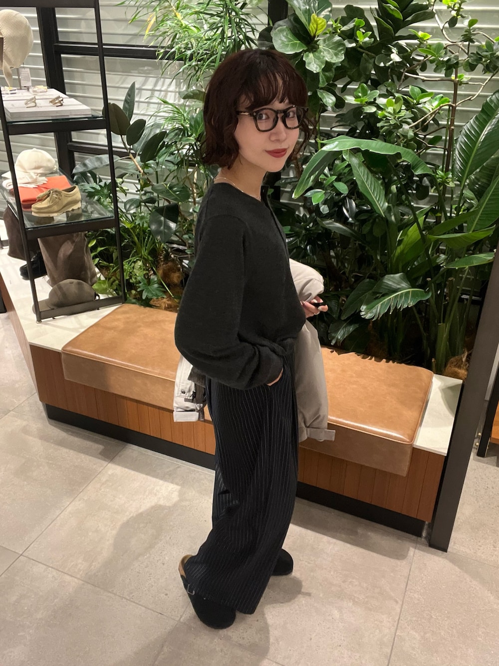 グレー系のニット/セーター、その他のその他パンツ、ブラック系のサンダルを着用したレディースの秋コーディネートの5枚目の写真