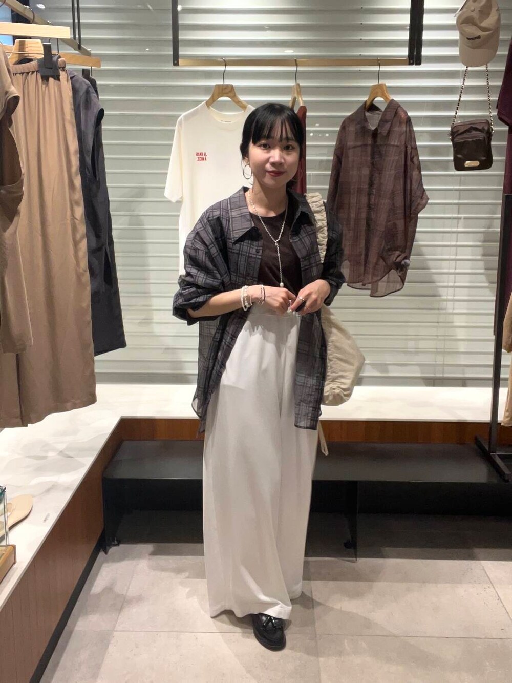 ホワイト系のその他パンツ、グレー系のシャツ/ブラウス、ホワイト系のショルダーバッグを着用したレディースの夏コーディネートの5枚目の写真