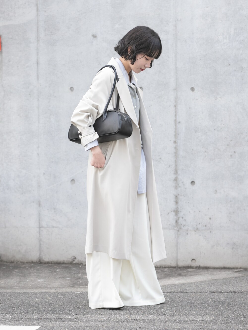 グレー系のトレンチコート、グレー系のニット/セーター、ブルー系のシャツ/ブラウスを着用したレディースの冬コーディネートの6枚目の写真