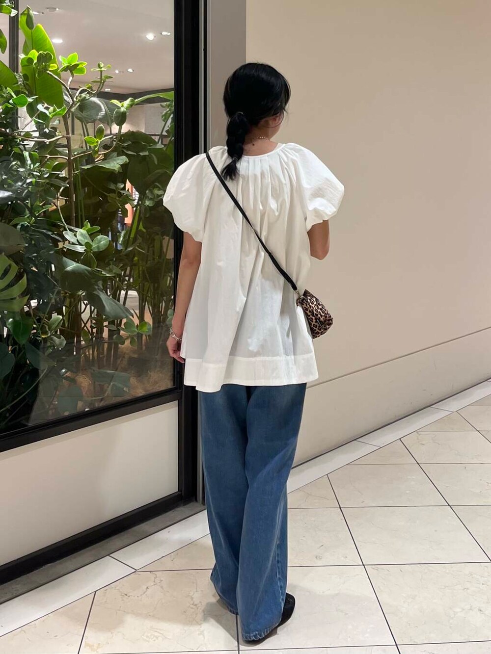 ホワイト系のシャツ/ブラウス、ブラック系のトートバッグ、ブラック系のバレエシューズを着用したレディースの夏コーディネートの3枚目の写真