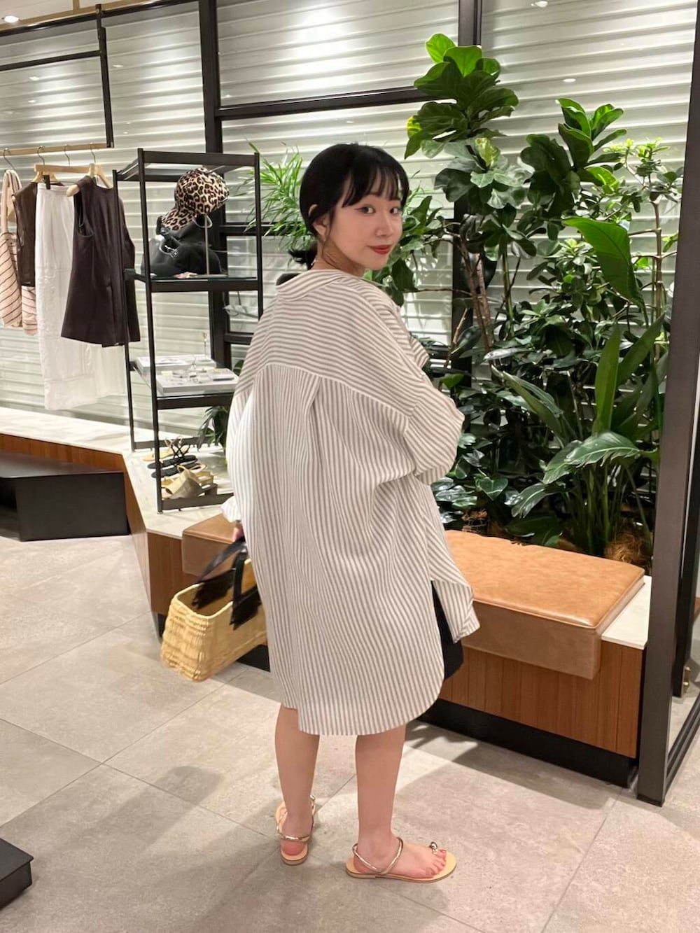 ブラック系のかごバッグ、ブラック系のシャツ/ブラウス、ゴールド系のサンダルを着用したレディースの夏コーディネートの6枚目の写真