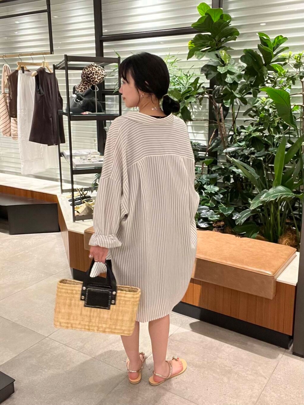 ブラック系のかごバッグ、ブラック系のシャツ/ブラウス、ゴールド系のサンダルを着用したレディースの夏コーディネートの7枚目の写真