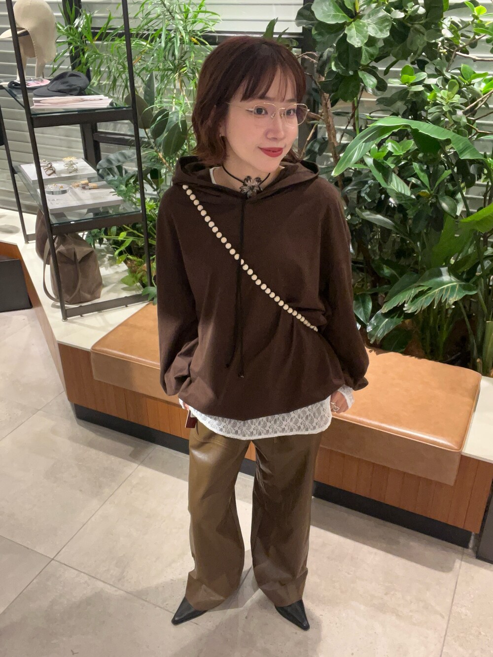 ブラウン系のパーカー、ホワイト系のTシャツ/カットソー、ブラウン系のその他パンツを着用したレディースの秋コーディネートの2枚目の写真