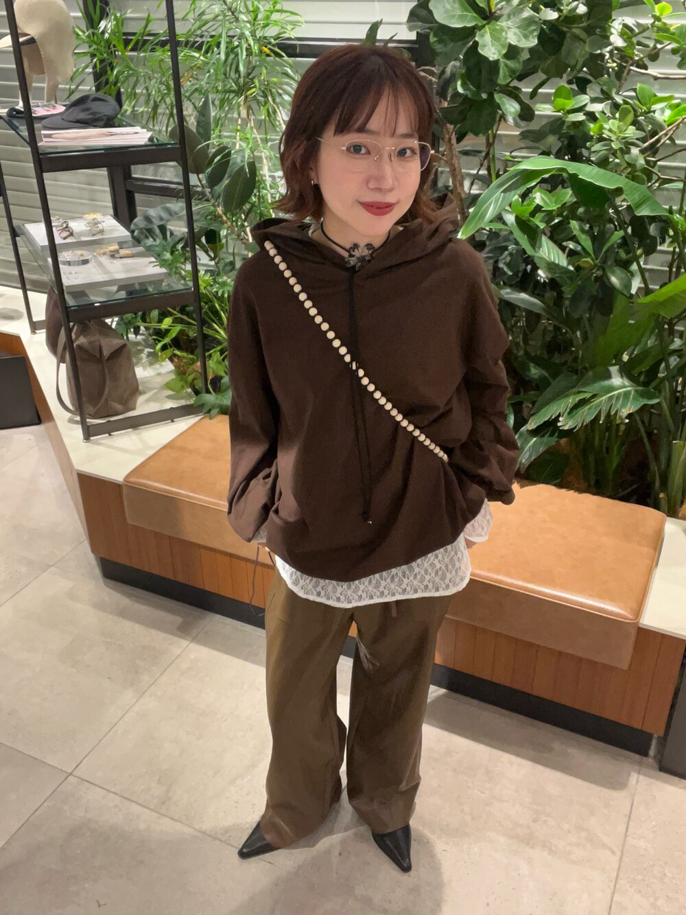 ブラウン系のパーカー、ホワイト系のTシャツ/カットソー、ブラウン系のその他パンツを着用したレディースの秋コーディネートの6枚目の写真