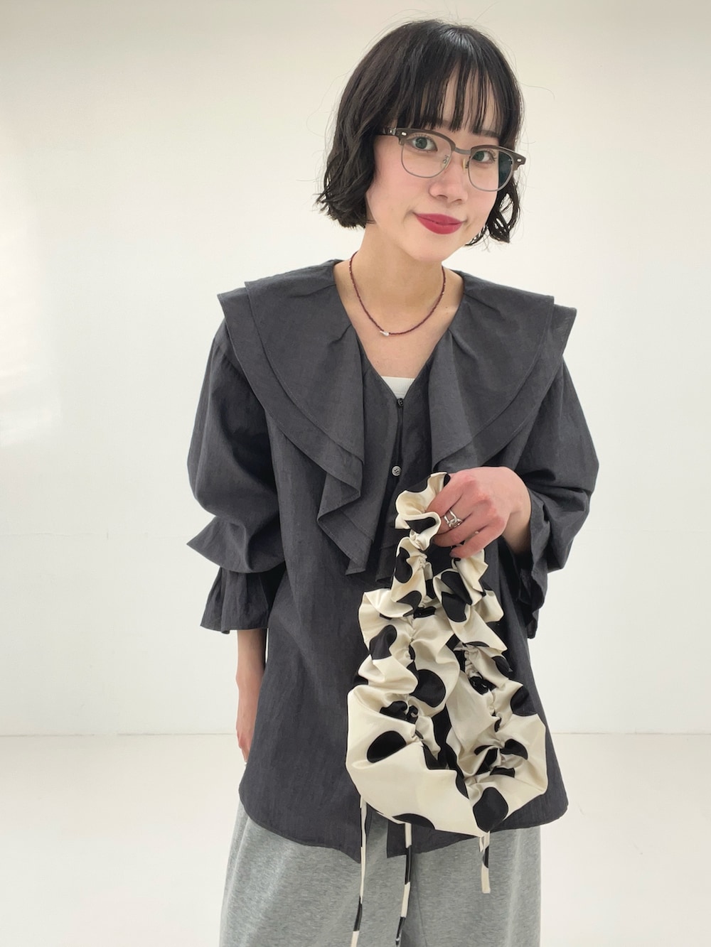 ブルー系のシャツ/ブラウス、グレー系のその他パンツを着用したレディースの冬コーディネートの5枚目の写真