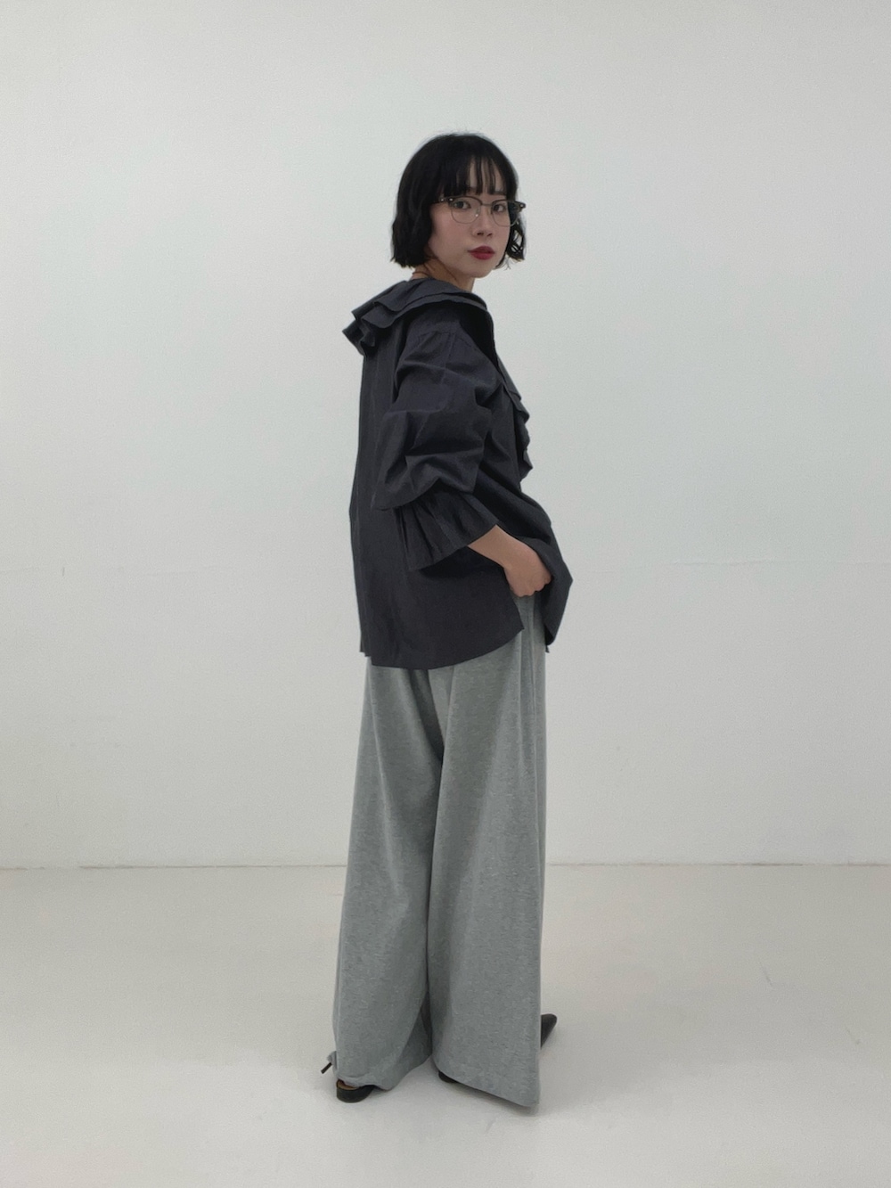 ブルー系のシャツ/ブラウス、グレー系のその他パンツを着用したレディースの冬コーディネートの3枚目の写真