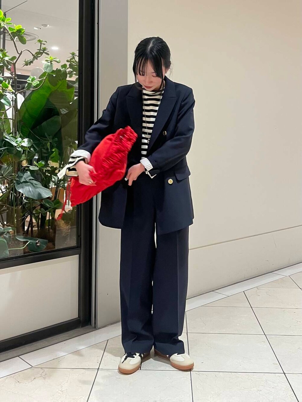 ブルー系のその他パンツ、ブルー系のその他アウター、その他のTシャツ/カットソーを着用したレディースの冬コーディネートの3枚目の写真