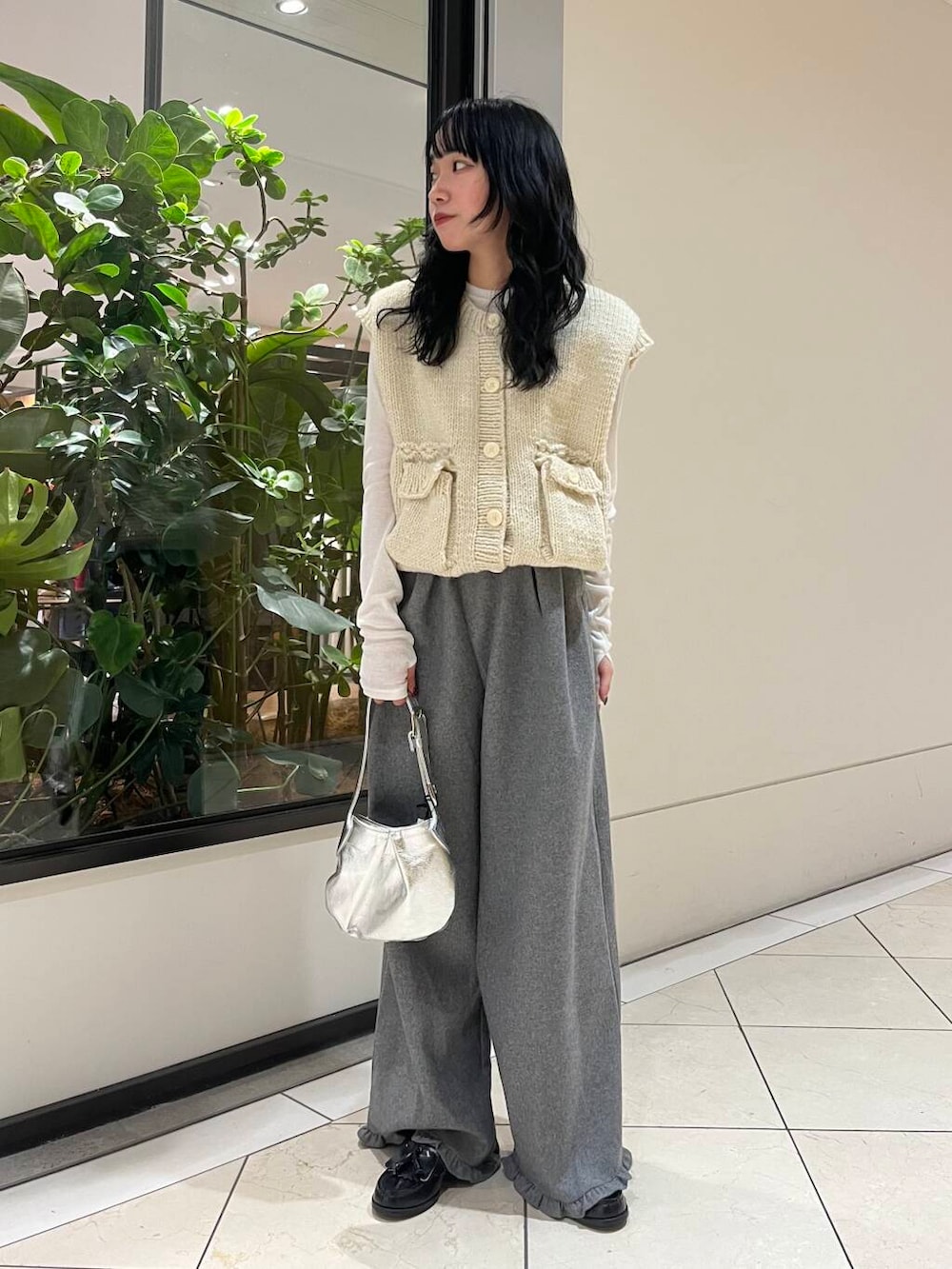 ホワイト系のTシャツ/カットソー、グレー系のその他パンツ、ホワイト系のベストを着用したレディースの秋コーディネートの2枚目の写真