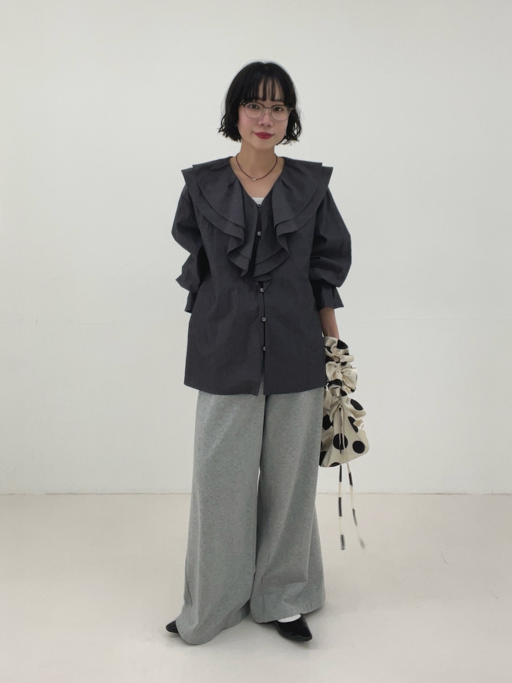 ブルー系のシャツ/ブラウス、グレー系のその他パンツを着用したレディースの冬コーディネートの2枚目の写真