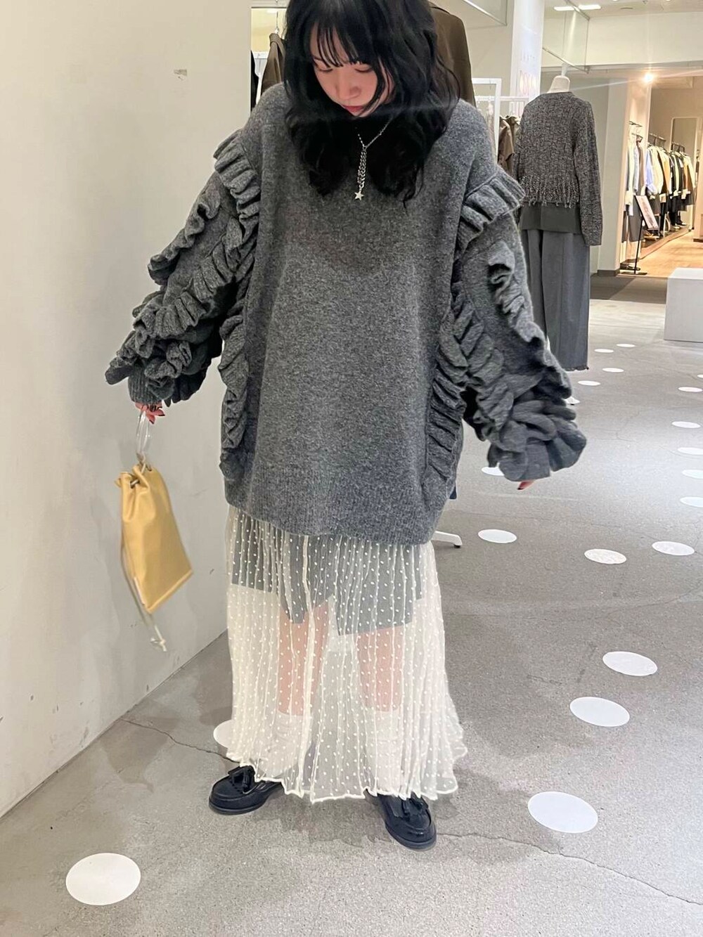 ホワイト系のスカート、グレー系のその他パンツ、イエロー系のショルダーバッグを着用したレディースの秋コーディネートの7枚目の写真