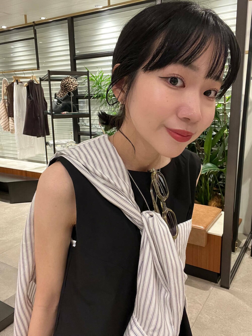 ブラック系のかごバッグ、ブラック系のシャツ/ブラウス、ゴールド系のサンダルを着用したレディースの夏コーディネートの9枚目の写真