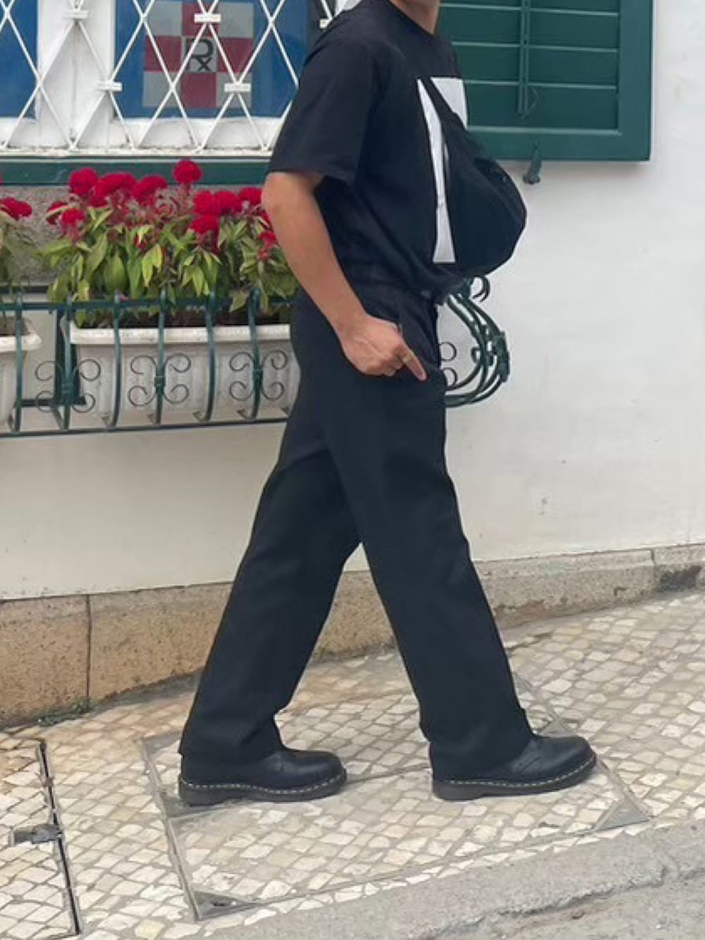 ブラック系のTシャツ/カットソー、ブラック系のチノパンツ、ブラック系のローファーを着用したメンズの春コーディネートの2枚目の写真