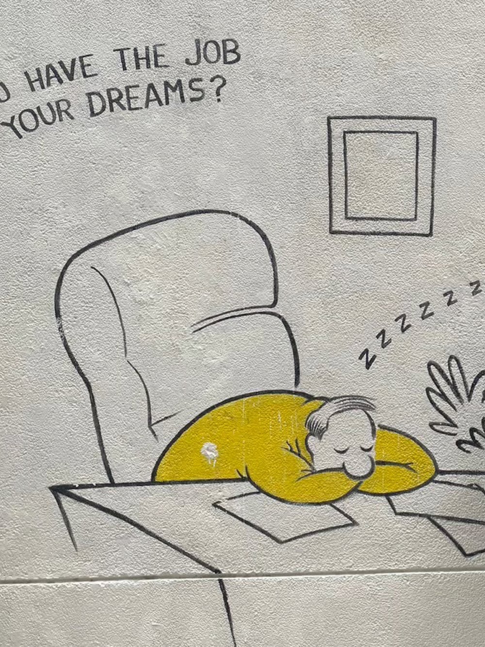 ブラック系のTシャツ/カットソー、ブラック系のチノパンツ、ブラック系のローファーを着用したメンズの春コーディネートの3枚目の写真