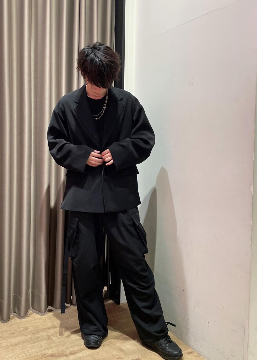 ブラック系のその他パンツ、ブラック系のテーラードジャケットを着用したメンズの春コーディネートの3枚目の写真