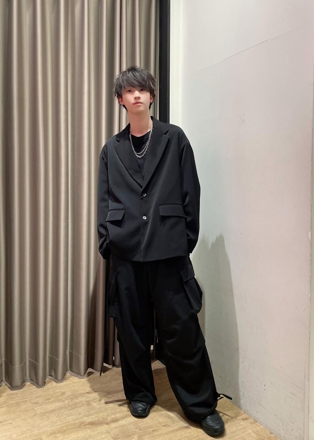 ブラック系のその他パンツ、ブラック系のテーラードジャケットを着用したメンズの春コーディネートの2枚目の写真
