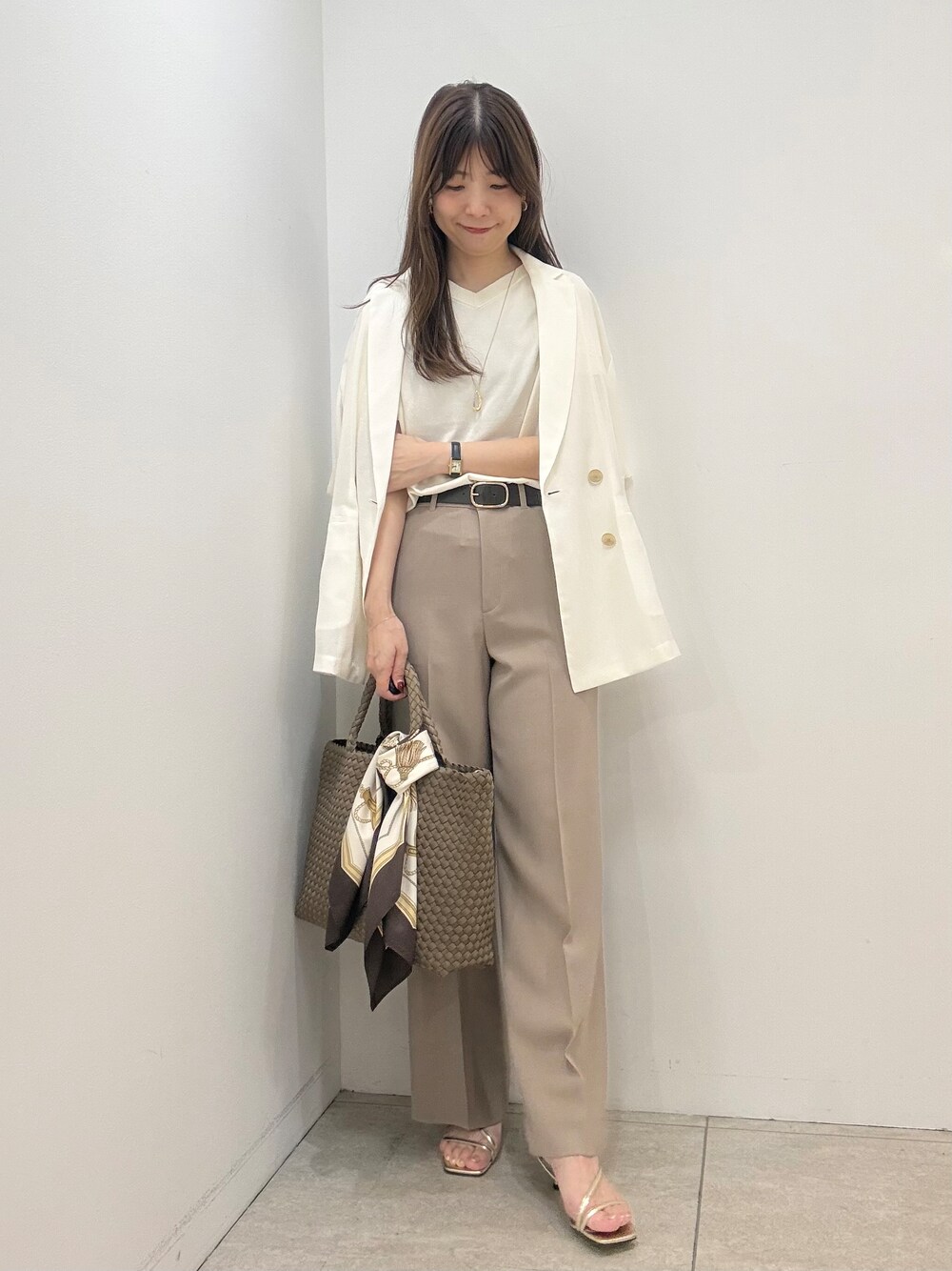 ホワイト系のニット/セーター、ベージュ系のその他パンツ、ホワイト系のテーラードジャケットを着用したレディースの夏コーディネートの4枚目の写真