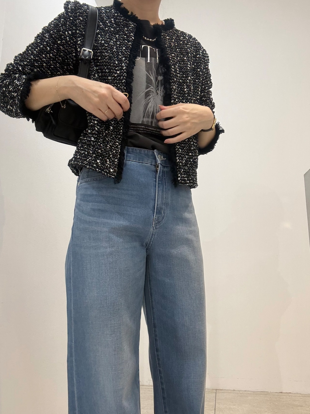 グレー系のTシャツ/カットソー、ブルー系のデニムパンツを着用したレディースの秋コーディネートの6枚目の写真