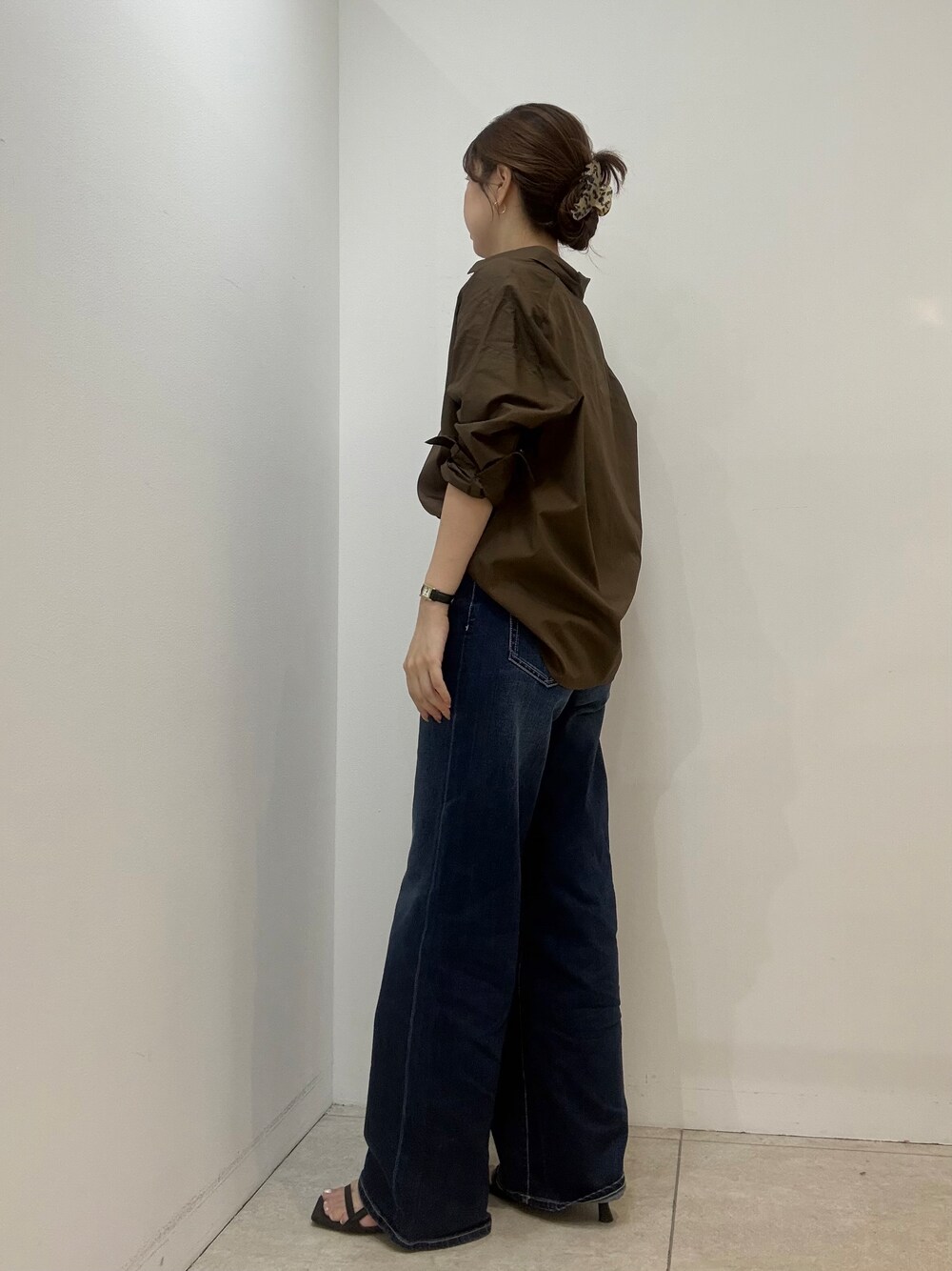 ベージュ系のタンクトップ、ブルー系のデニムパンツを着用したレディースの夏コーディネートの4枚目の写真