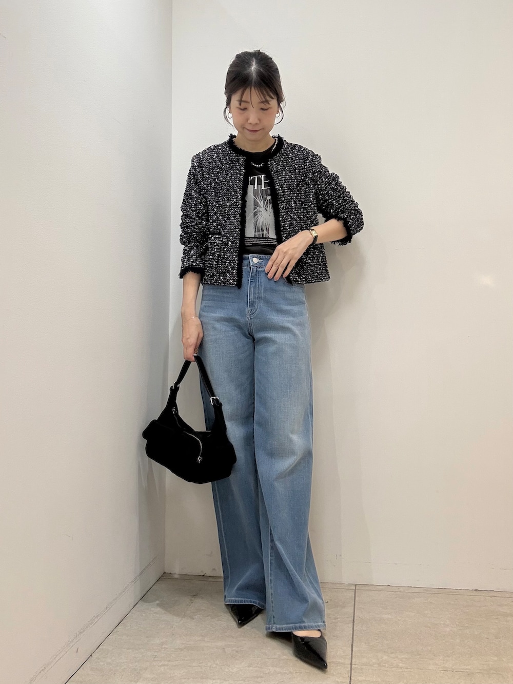 グレー系のTシャツ/カットソー、ブルー系のデニムパンツを着用したレディースの秋コーディネートの2枚目の写真