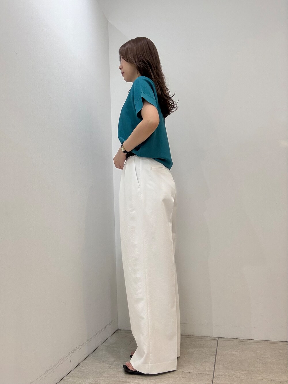 ピンク系のその他パンツ、ホワイト系のその他パンツ、ブルー系のニット/セーターを着用したレディースの春コーディネートの4枚目の写真