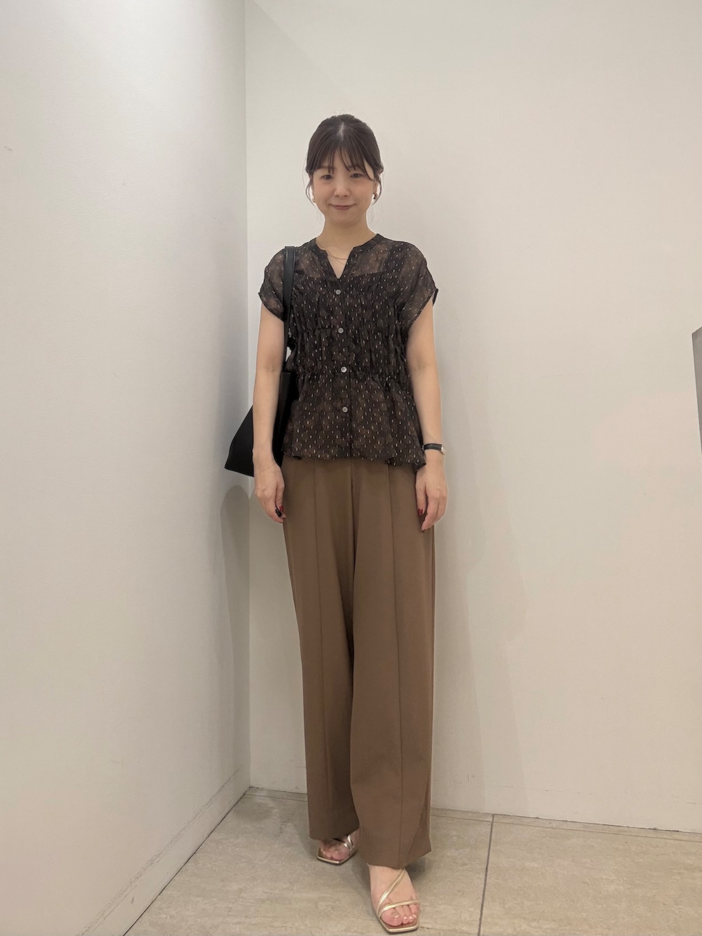 ブラウン系のシャツ/ブラウス、ブラウン系のその他パンツを着用したレディースの夏コーディネートの3枚目の写真