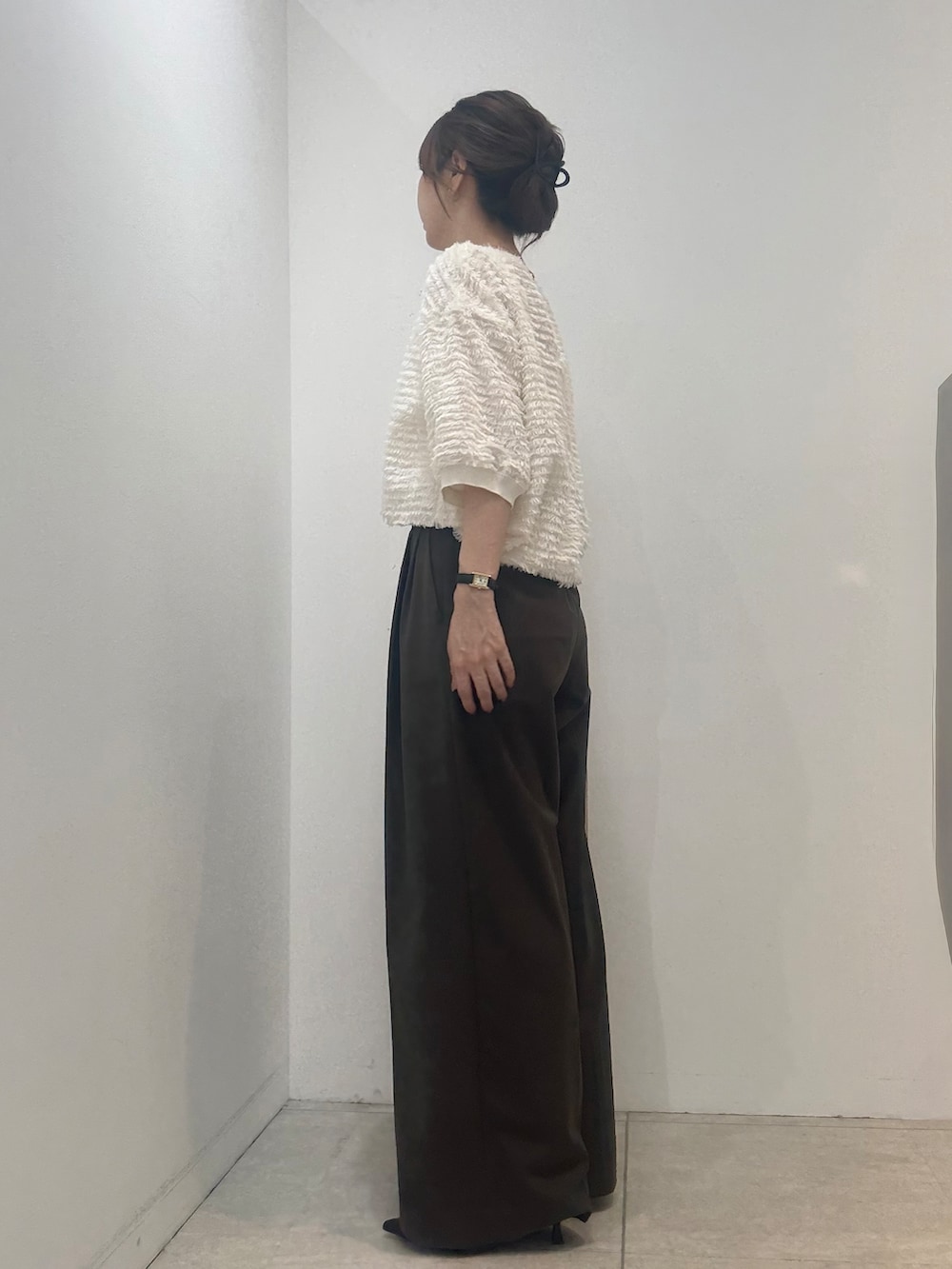 ホワイト系のTシャツ/カットソー、ブラウン系のその他パンツを着用したレディースの秋コーディネートの2枚目の写真
