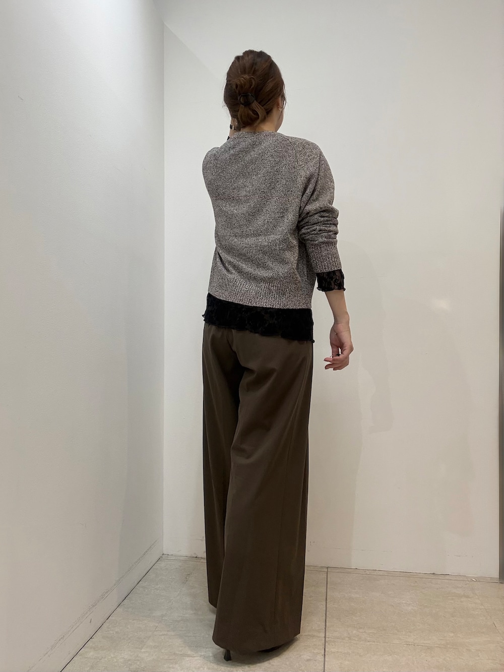 ブラウン系のカーディガン/ボレロ、ブラック系のシャツ/ブラウス、ブラウン系のその他パンツを着用したレディースの秋コーディネートの4枚目の写真