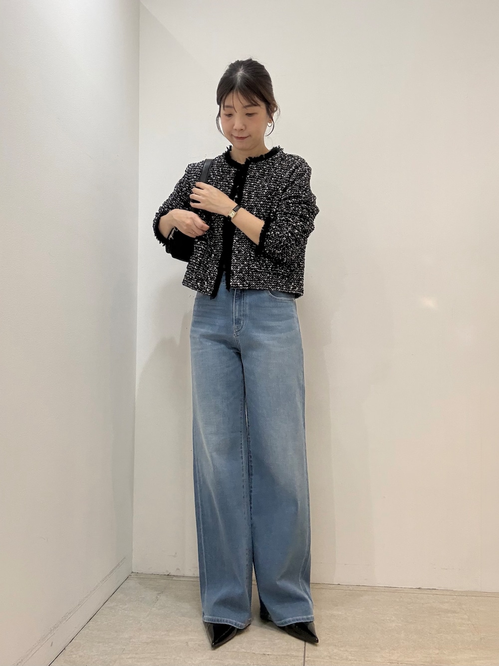 グレー系のTシャツ/カットソー、ブルー系のデニムパンツを着用したレディースの秋コーディネートの5枚目の写真