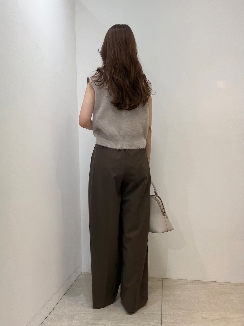 ブラウン系のその他パンツを着用したレディースの秋コーディネートの3枚目の写真