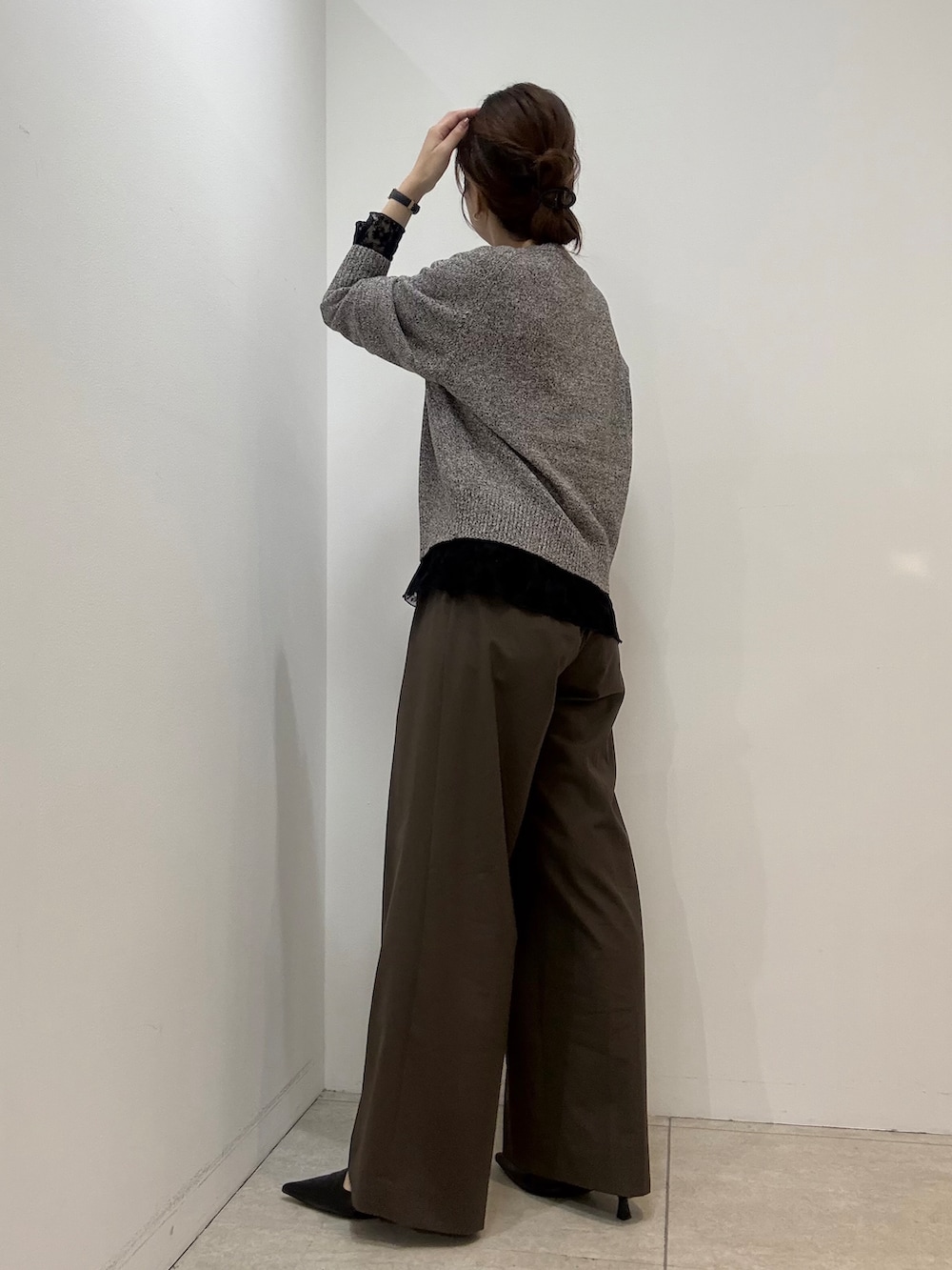 ブラウン系のカーディガン/ボレロ、ブラック系のシャツ/ブラウス、ブラウン系のその他パンツを着用したレディースの秋コーディネートの5枚目の写真