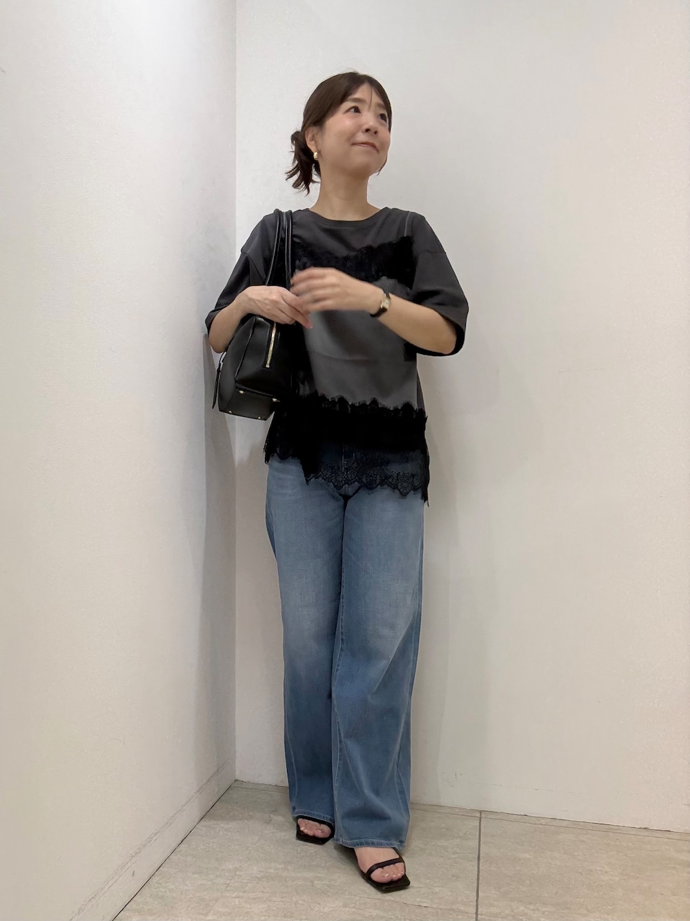ブルー系のデニムパンツを着用したレディースの夏コーディネートの2枚目の写真